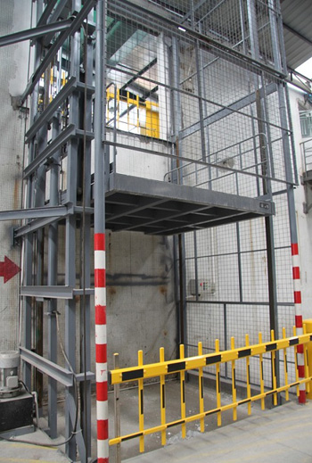 济阳咸阳客户定做的导轨式升降货梯安装完毕