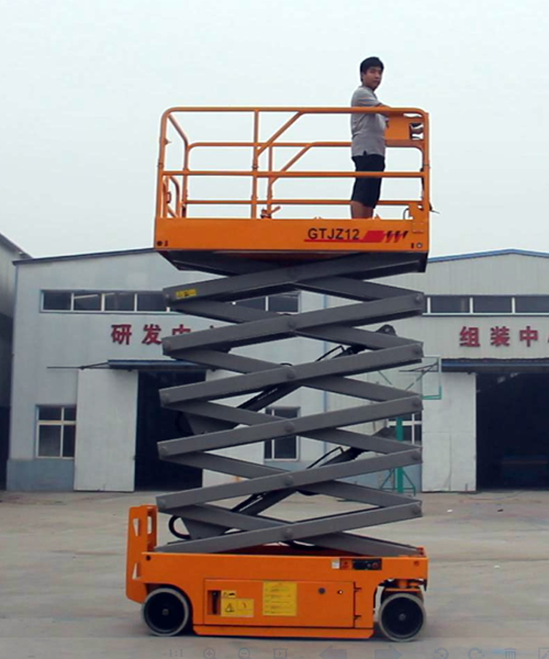 济阳郑州客户订购的电机轮驱动自行走升降机调试中